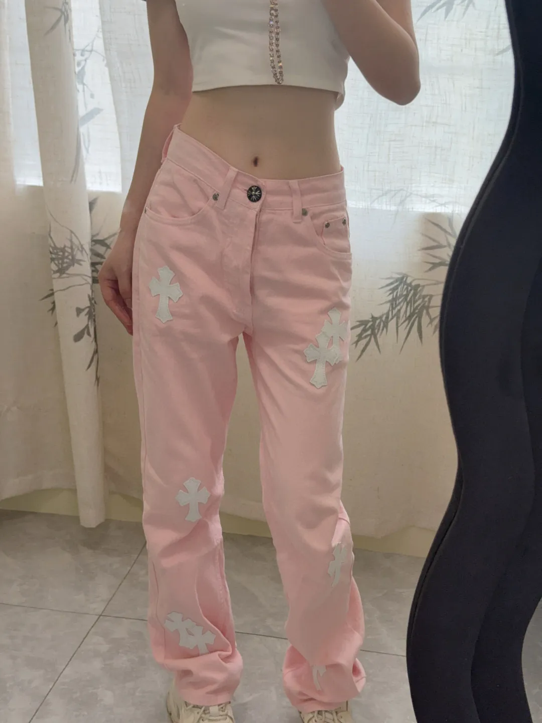 P270 💰 (Top version) Chrome hearts | CH Chrome hearts limited edition cherry blossom pink leather jeans for girls. Charming dopamine personality jeans. Indispensable for fashionistas. The same style for celebrities. A model touted by many bloggers. This new pair of pants is perfect both in shape and upper body. It is no exaggeration to say that making a pair of jeans is equivalent to making 20 pieces of short-sleeves. The fabric is made of high-quality imported denim. It has a unique high-end texture. I am very satisfied with it after washing and proofing several times. Color: Sakura pink Size: 28-30-32-34 (corresponds to S-M-L-XL)